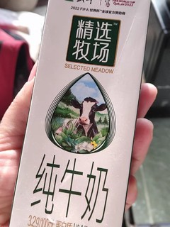 好喝又营养—蒙牛精选全脂灭菌牛奶