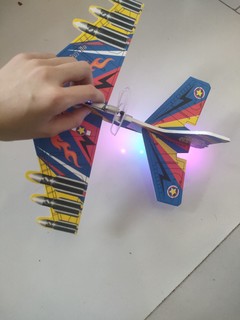 玩具怎么可以少了电动泡沫飞机呢✈️