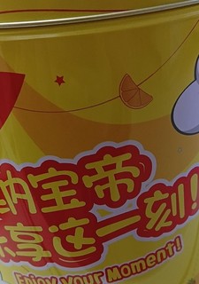 这么一大盒的饼干够吃两天了吧