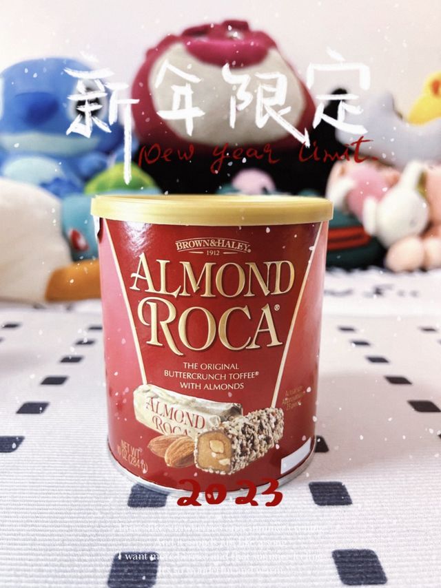 新年摆上桌子的巧克力太妃糖果