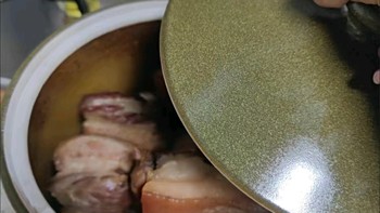 景德镇出品的陶瓷小腌肉罐