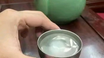 纯钛做的圆形小茶杯。