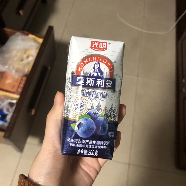 我真的超级爱喝蓝莓味的酸奶