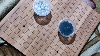 小小的一个棋牌，能让一群孩子安静下来