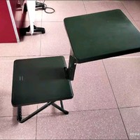 军绿色的折叠大椅子。