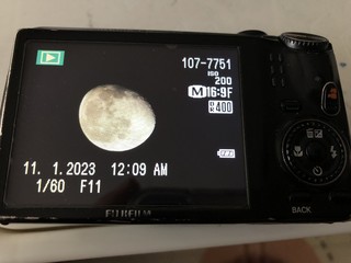 过年收拾屋子翻出来的旧相机，拍月亮还挺好