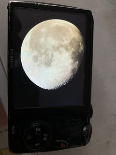 过年收拾屋子翻出来的旧相机，拍月亮还挺好