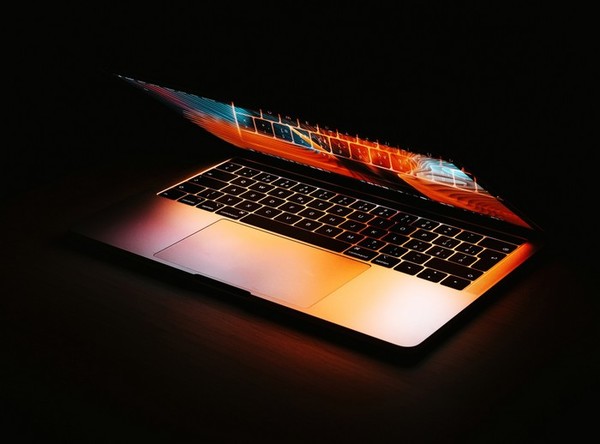 网传丨苹果MacBook Pro 2025年才会迎来大更新，升级OLED 触控屏_超极本