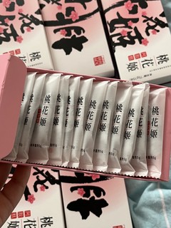 朋友送的阿胶糕，感觉可以吃半年了