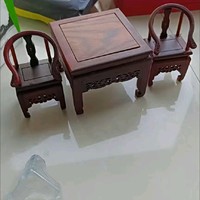 小型的木头桌椅摆件。
