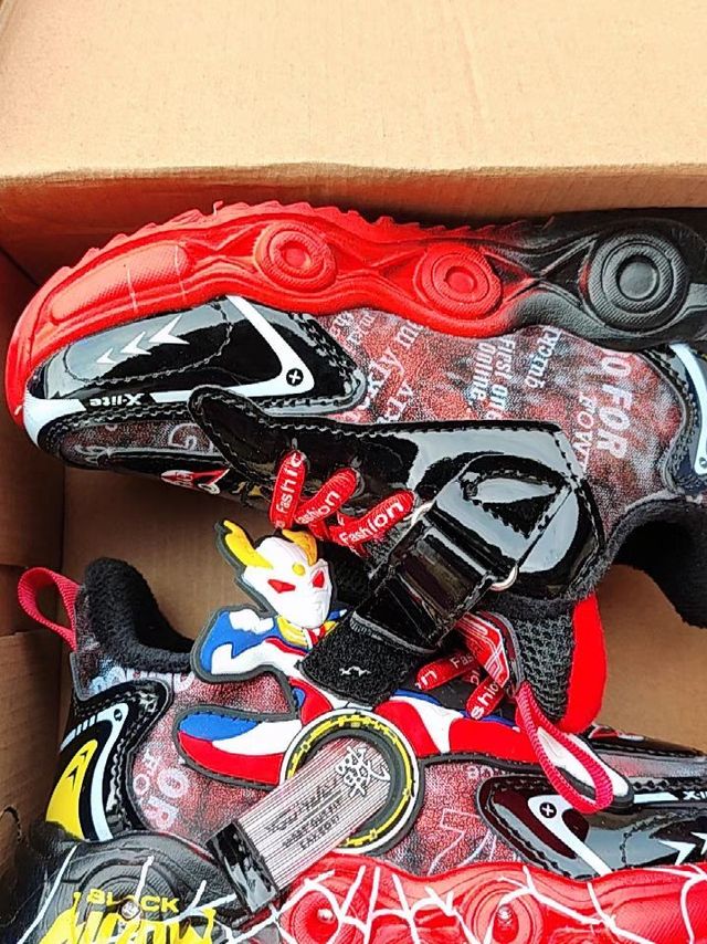 冬季新款儿童男孩奥特曼宝宝发光运动鞋潮