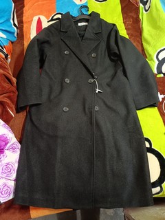 网购的黑色赫本风毛呢大衣，很喜欢这个款式