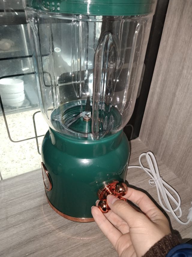 爱喝鲜榨果汁就来看看这款榨汁机