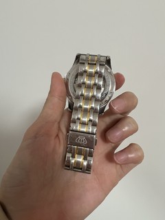 今年给我把爸买的一块手表，他很喜欢 