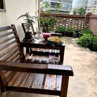 室外放置碳化过的实木桌椅
