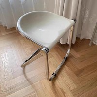 可以折叠的聚合物椅子。