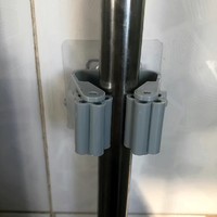 厕所间用拖把夹持器。
