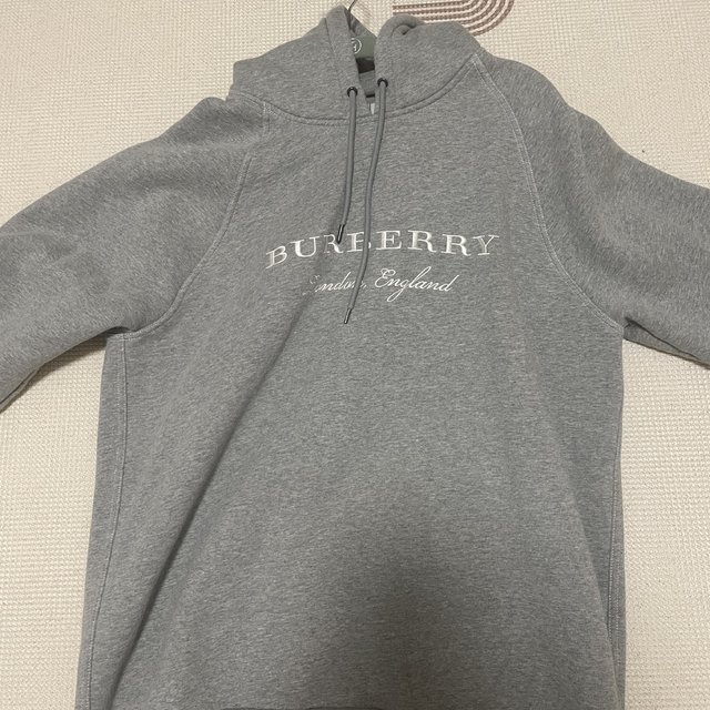 Burberry经典深灰卫衣