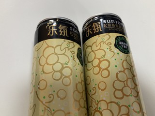 节日氛围组，三得利果汁白葡萄。