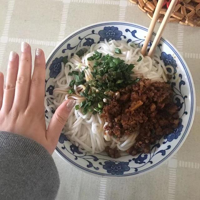 香疯了！隔壁小孩都馋哭了的香菇肉酱，好吃到流口水！