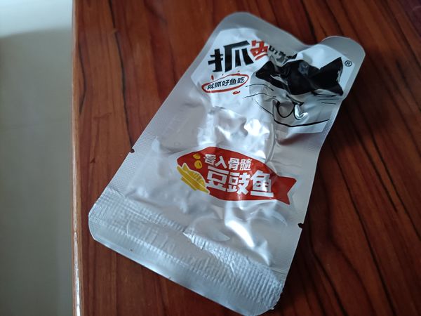 一口一个麻辣香小鱼仔简直不要太爽了