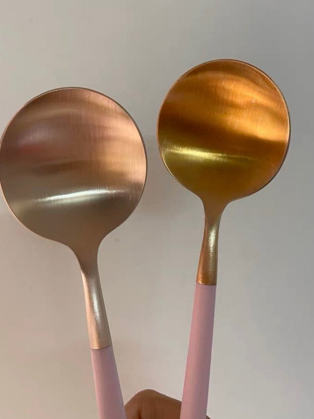 玫瑰金的餐具显得真的很高级！