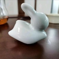 陶瓷奔跑形状的兔子。