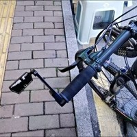 自行车车把上的后视镜。