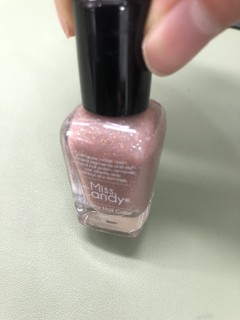 粉色透明的指甲油低调闪亮