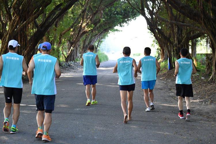 67岁周润发带着黄日华等明星跑山，56分钟10公里，为什么他们都喜欢跑步？