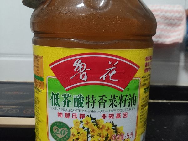 鲁花低芥酸菜籽油，厨房好帮手。