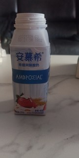 口感浓郁的草莓燕麦安慕希