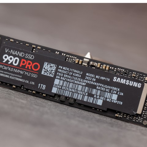 【潮电新年礼 - 年货节装机好物推荐 Ⅳ】三星 990 PRO SSD 评测：再攀 PCIe 4.0 的性能巅峰