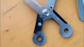可以折叠的，固定在钥匙扣上的剪刀。