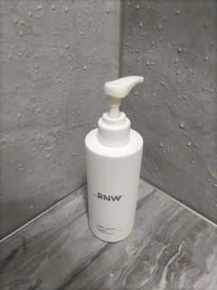 清洁保湿双效兼具的洗面奶