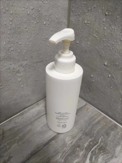 清洁保湿双效兼具的洗面奶