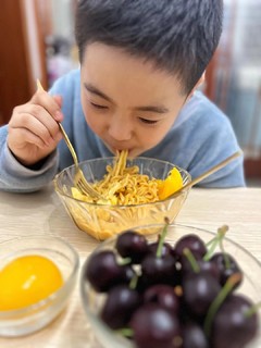 弟弟含泪吃完火鸡面，辣味十足！