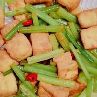 拿手菜～炫 篇三百八十八：芹菜炒油豆腐，素食爱好者的美味