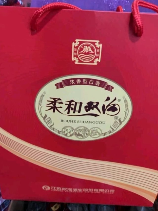 酒闻起来很舒服，酒花丰满，绵柔不辣喉，酒