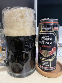 用德国啤酒节杯子喝黑啤更相配