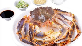 北方海滨城市，过年的餐桌少不了海鲜，帝王蟹or大飞蟹，你喜欢哪个？