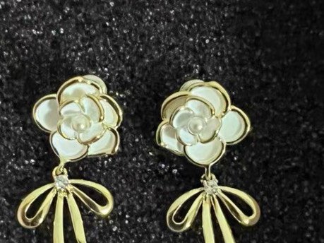 这个山茶花的耳钉看起来挺高级的