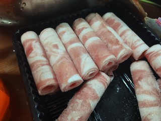 过年团圆涮火锅羊肉。