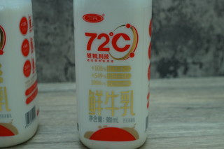 春节囤货的三元72°CPET瓶装鲜牛乳