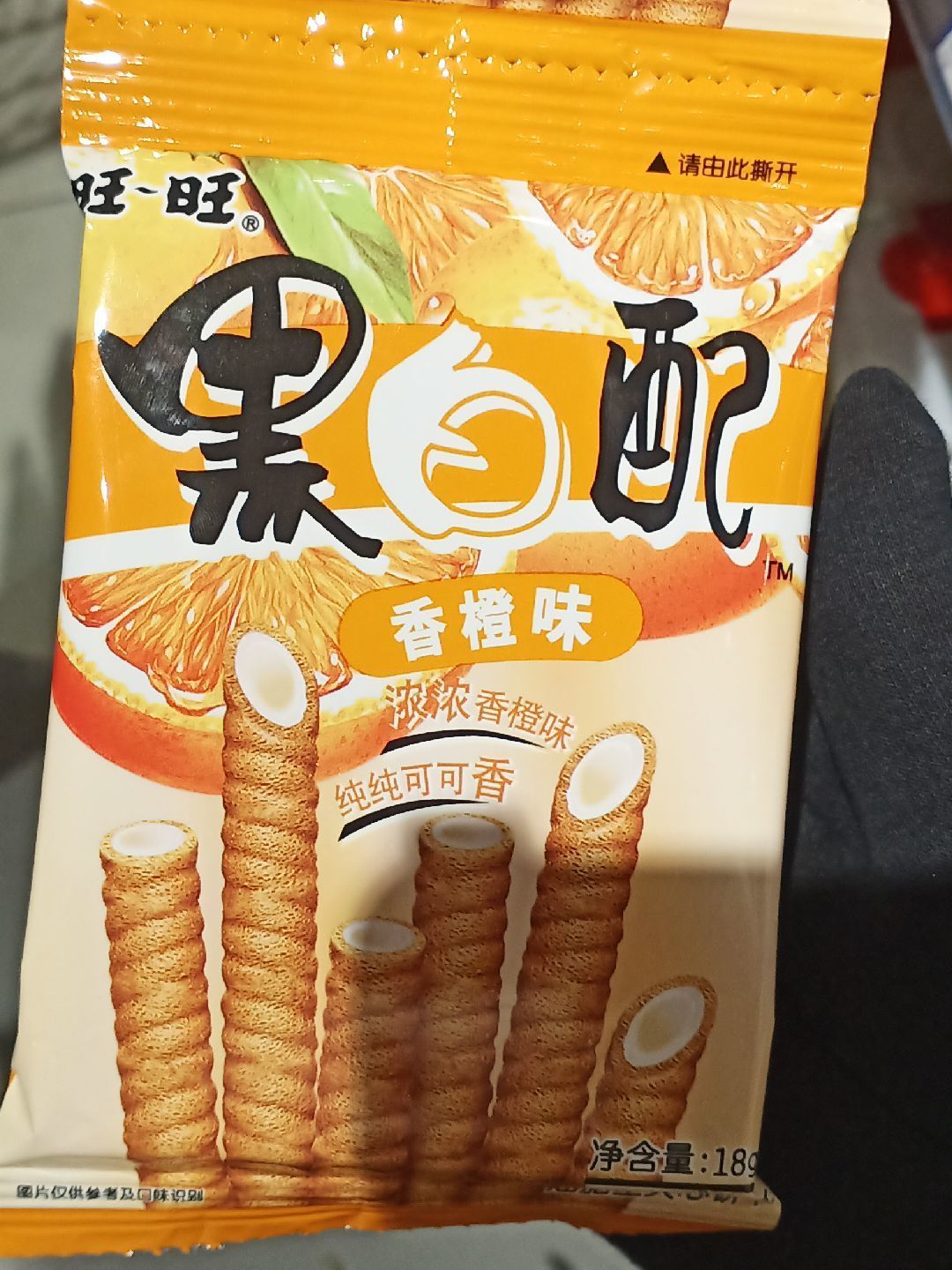 平价又好吃的旺旺黑白配夹心卷饼干