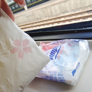 这个手帕纸面有小樱花耶