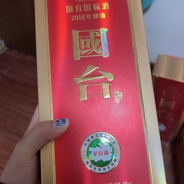 过年聚餐第一顿，三桌人六瓶酒