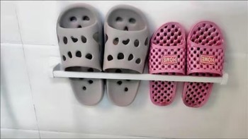 厕所里面晾拖鞋的塑料杆子。