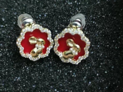 买了一对耳钉，这两天戴正合适