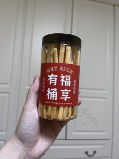 巧克力饼干棒，吃起来咯吱咯吱的